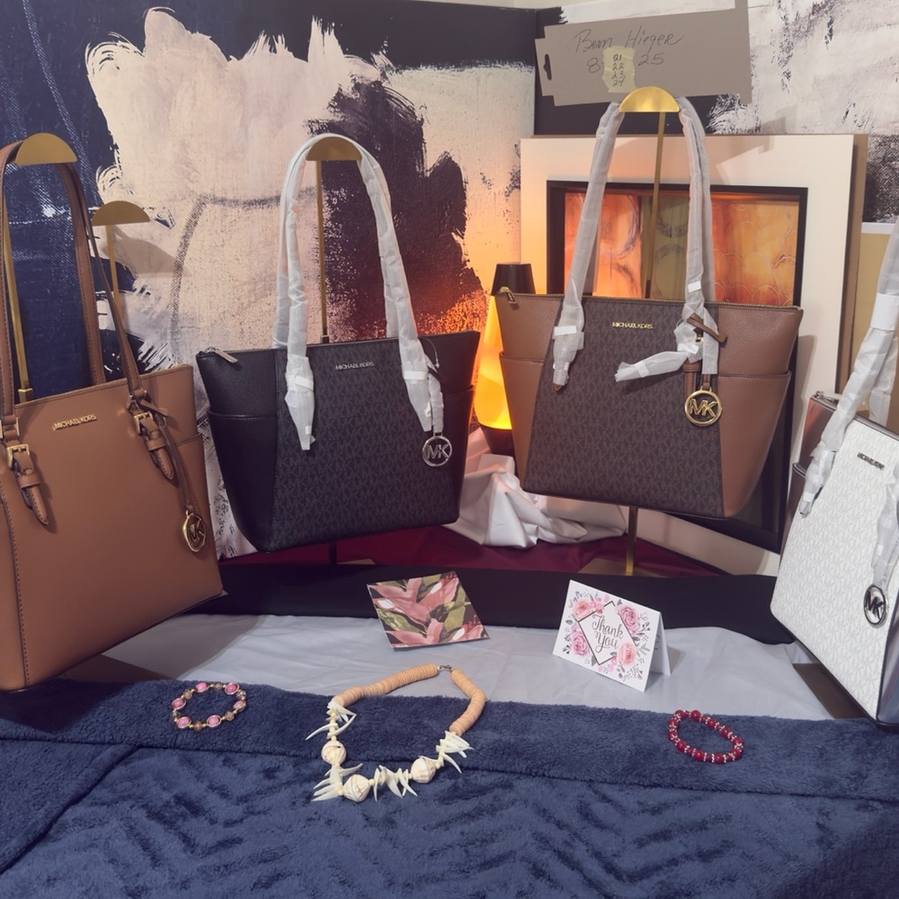 Michael Kors Totes Showing for now👋😊❤️